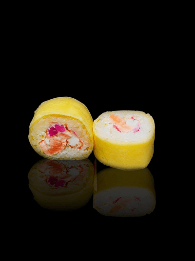 Ceviche frio: relleno de ceviche de salmón, langostinos, kanikama, queso y arroz envuelto en tamago