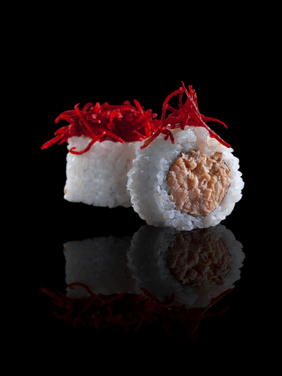 Honey Roll: salmón cocido con miel y jengibre, queso, crocante de batatas y salsa honey