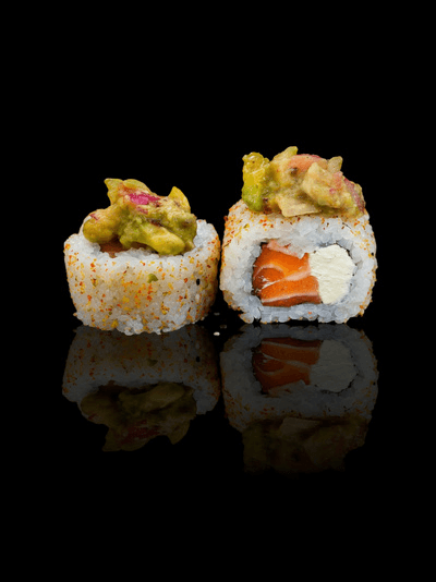 Mexican Roll: salmón, queso picante con torre de guacamole