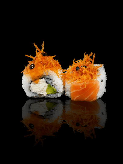 Philacuyá Roll: palta y queso, láminas de salmón, batatas frita y salsa de maracuyá