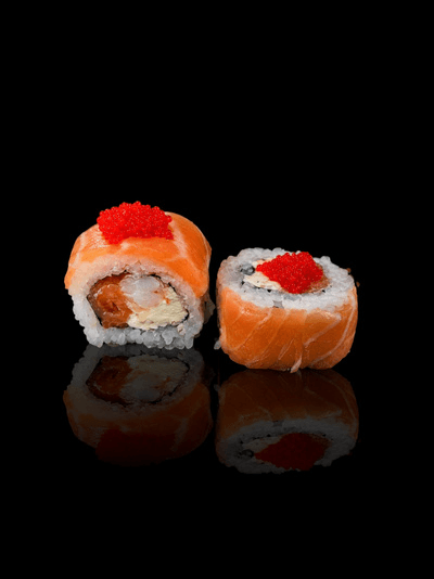Sake Roll: salmón ahumado, langostino, queso especial y láminas de salmón, coronado con caviar