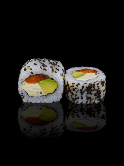 Smoked Roll: salmón ahumado, palta y queso