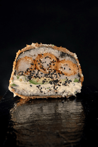 JAÉN: sushi burger Jaen. Langostinos furai, palta y queso boom, rebozada en panko