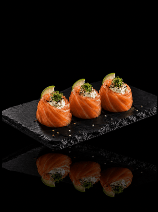 Geishas smoked: fileteado especial de salmón ahumado, queso y palta