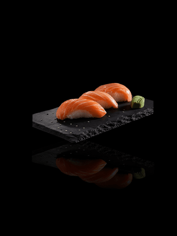 Niguiris: láminas de salmón y arroz