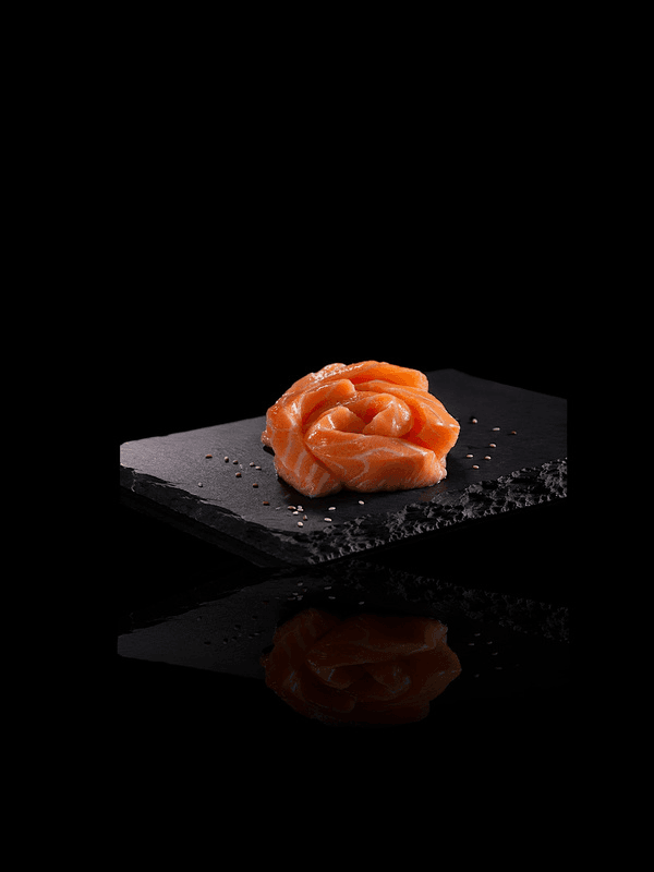 Sashimi: cortes de lomo de salmón