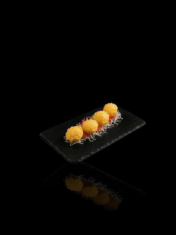 Ball Boom: láminas de salmón rellenas de queso boom en tempura