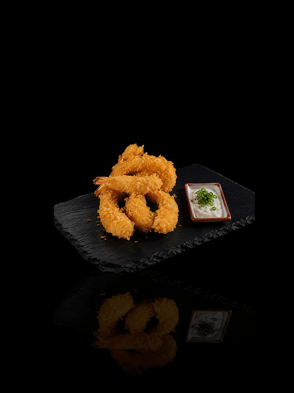 Langostinos Furay: porción de langostinos rebozados en panko con salsa de queso crema, con Hondashi y verdeo