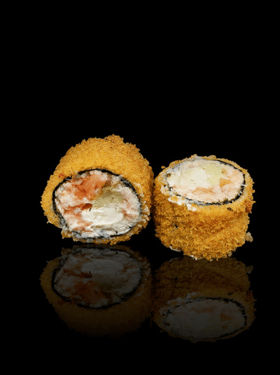 Panko roll: relleno de láminas de salmón con queso, palta, rebozado en panko