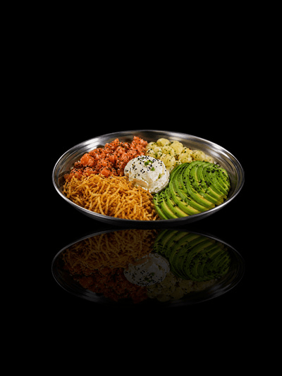 Real: salmón, palta, queso, palmito, batatas fritas y salsa de maracuyá