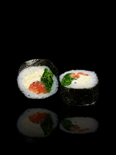 Maki Sake: salmón rosado ahumado, rúcula y queso