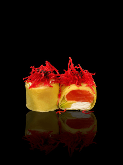 Sweet Feel: salmón, queso y palta, envuelto en tamago con crocantes de batatas y salsa de maracuyá
