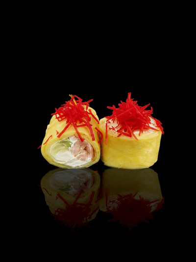 Sweet Miki: salmón cocido, queso y palta con crocante de batatas y salsa de maracuyá