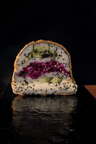DELHI: repollo morado, pepino, palta y queso, rebozada en panko